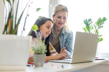 Annemin ve küçük tatlı kızının arkadaşlığı. Gündelik giysiler içinde evde debelenip dizüstü bilgisayar kullanarak internetten alışveriş yapıyorlar. Güzel küçük kız için yeni oyuncaklar alırlar..