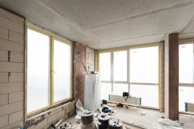 Apartman onarımı için aletler, apartmandaki duvarlar yapım aşamasında, tadilat, yenileme, uzatma, restorasyon ve yeniden yapılanma