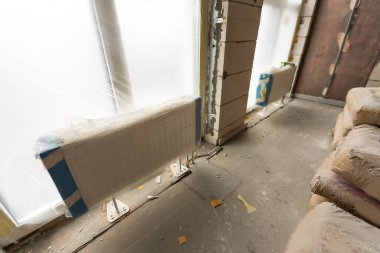 Onarımın ilk aşaması. Ev onarımı.