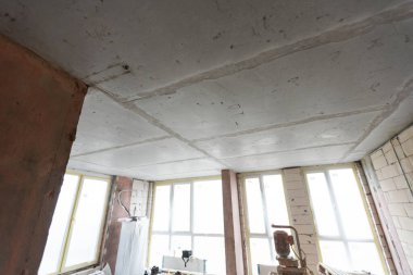 Onarımın ilk aşaması. Ev onarımı.