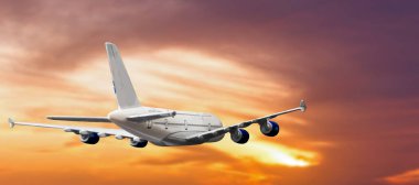 Ticari uçak dramatik günbatımı ışık bulutların üzerinde uçuyor. Çok yüksek çözünürlüklü görüntü