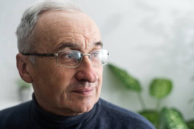 Portre yaşlı adam gri arka plan üzerinde.