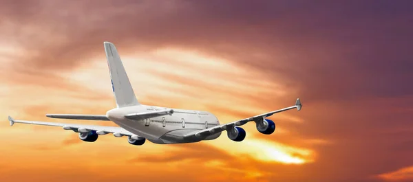Avião Comercial Voando Acima Das Nuvens Luz Dramática Pôr Sol — Fotografia de Stock