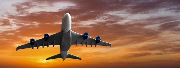 Fehér Utas Repülőgép Repül Égen Elképesztő Felhők Háttérben Utazás Légi — Stock Fotó