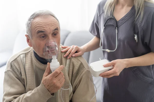Sick Elderly Man Makes Inhalation — Stockfoto