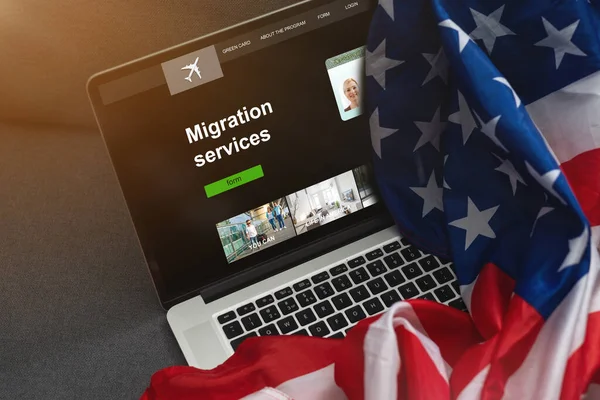 노트북입니다 미국의 국기닫기 미국으로 이민에 미국으로 인터넷 세그먼트 — 스톡 사진