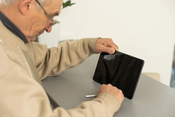 Senior Man Using Tablet Computer Home Living Room — ストック写真