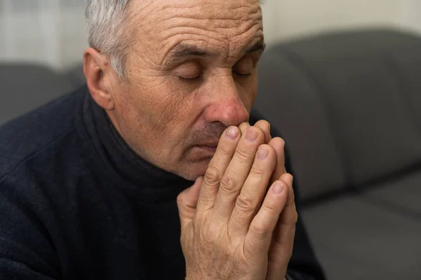 Please Lord Nervous Worried Aged Caucasian Man Praying Couch Home — Stock Photo, Image