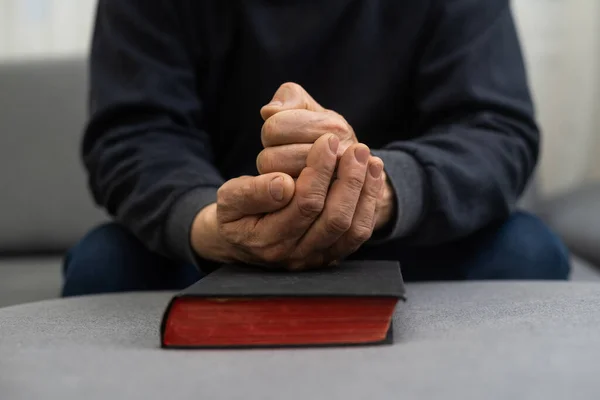 Человек Молится Читает Библию Дома — стоковое фото