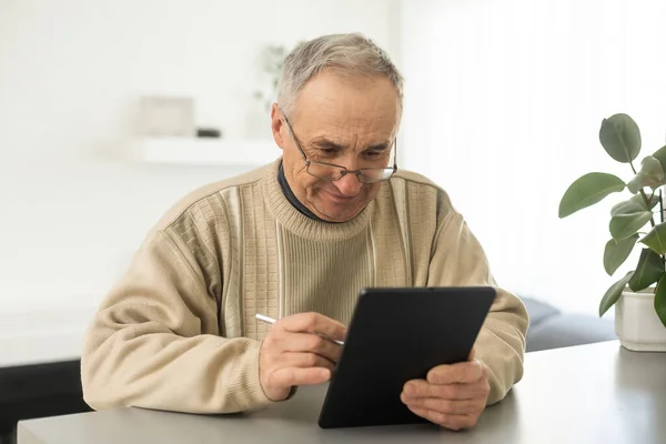 Komuta Sizde Dijital Tablet Haber Okumak Evde Taşınabilir Bilgisayarla Masadan — Stok fotoğraf