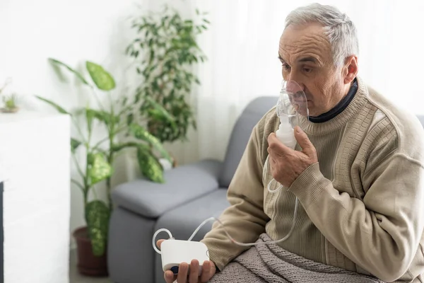 Sick Elderly Man Makes Inhalation — Stockfoto