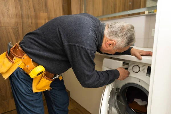Tesisatçı Yapımı Çamaşır Makinesini Tamir Ediyor — Stok fotoğraf