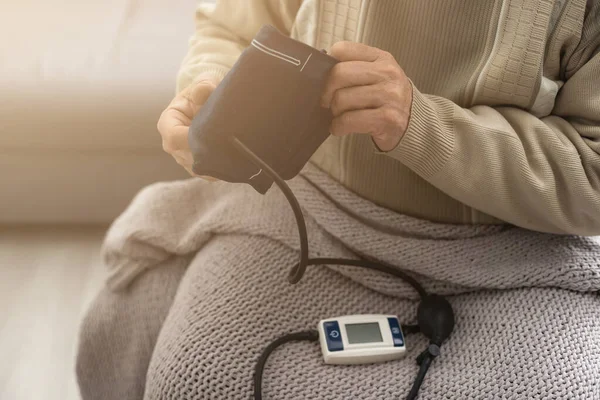 Uomo Anziano Controlla Pressione Sanguigna Frequenza Cardiaca Casa Con Risultati — Foto Stock