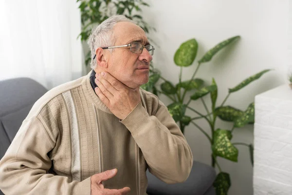 Diş Ağrısı Çeken Yanağa Dokunan Yaşlı Bir Adam Koltukta Oturduğu — Stok fotoğraf