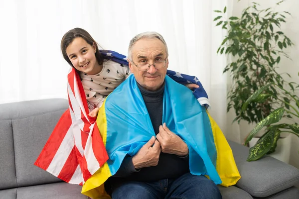 Grandfather Granddaughter Flags Usa Ukraine — Stockfoto