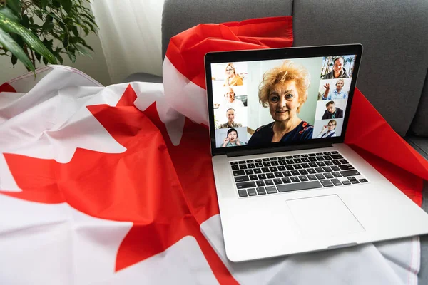 Online Sohbet Kanada Bayrağı Olan Dizüstü Bilgisayar — Stok fotoğraf