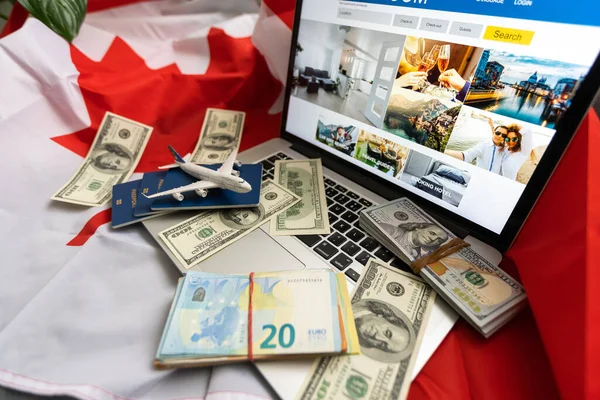 Laptop Cestovní Peníze Kanadskou Vlajkou — Stock fotografie