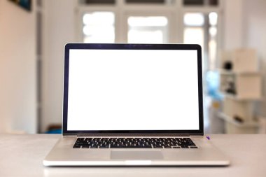 Boş Beyaz Ekran ile Bir İşadamının Ofis Masasının Üzerinde Dizüstü Bilgisayarı Kapat, Kopyalama Boşluğunu Vurguluyor.