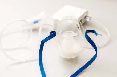 Masasında maske olan kompresör nebulizörü.