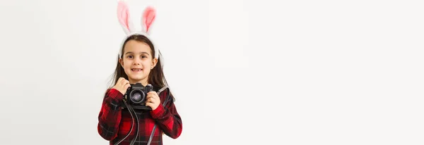 令人惊讶的小女孩 戴着兔子耳朵 躺在轻盈的木地板上过复活节 — 图库照片