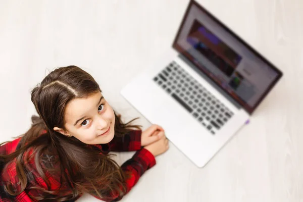 Visão Superior Menina Bonito Usando Laptop — Fotografia de Stock