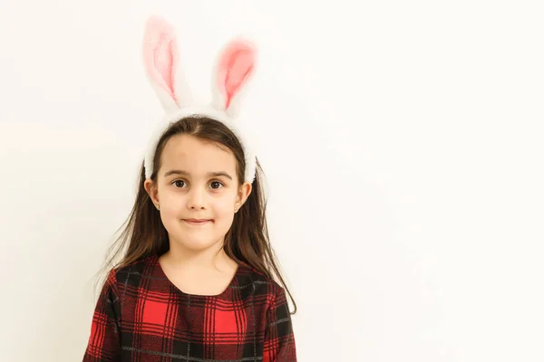 Έκπληκτο Κοριτσάκι Που Φοράει Αυτιά Κουνελιού Ξαπλωμένο Στο Φως Τις — Φωτογραφία Αρχείου