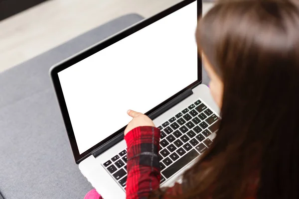 Menina Senta Uma Mesa Com Surpresa Olha Para Computador Portátil — Fotografia de Stock