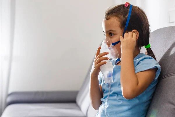Κοριτσάκι Που Κάνει Εισπνοή Νεφελοποιητή Στο Σπίτι Παιδί Άσθμα Εισπνεόμενο — Φωτογραφία Αρχείου