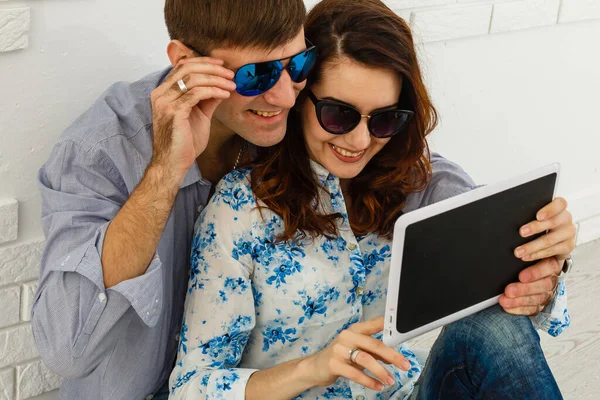 Gelukkige Paar Vinger Wijzen Naar Digitale Tablet Thuis Geïsoleerd Een — Stockfoto