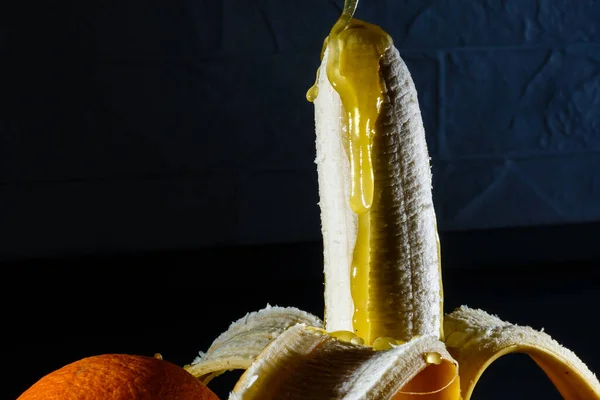 Halb Geschälte Köstliche Banane Isoliert Auf Dunklem Hintergrund — Stockfoto