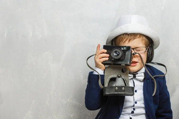 Malý Chlapec Starý Fotoaparát — Stock fotografie