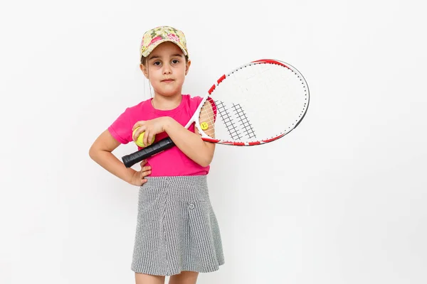 Κορίτσι Κρατώντας Ρακέτα Τένις Και Μπάλα Του Τένις Απομονώνονται Λευκό — Φωτογραφία Αρχείου