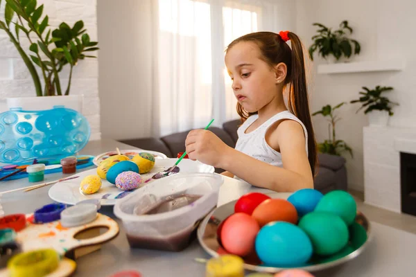 Nettes Kleines Mädchen Bemalt Eier Mit Einem Pinsel Osterkonzept — Stockfoto