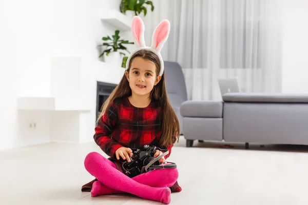 Überraschtes Kleines Mädchen Mit Hasenohren Das Osterfest Auf Hellem Holzboden — Stockfoto