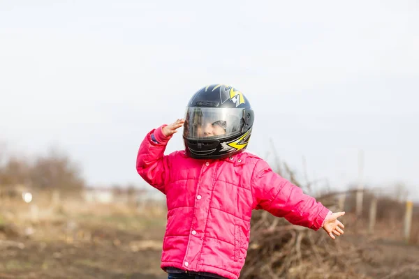 Bir Motosiklet Kask Içinde Küçük Kız — Stok fotoğraf