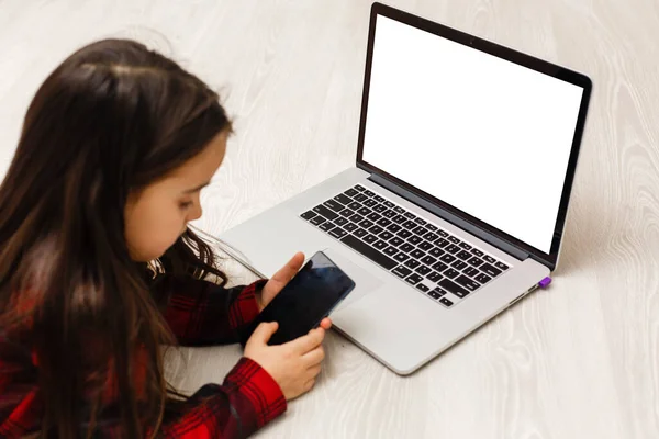 Little Girl Hands Holding Credit Card Using Laptop Online Shopping — Stock Photo, Image