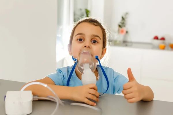 Mała Dziewczynka Masce Inhalacji Dokonywanie Inhalacji Nebulizatora Domu Inhalator Stole — Zdjęcie stockowe