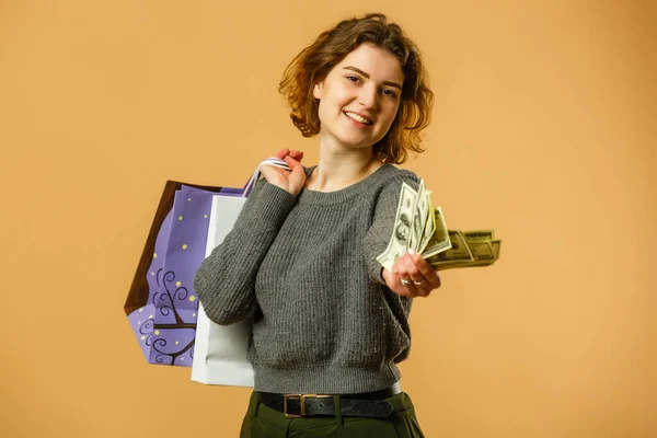 幸せな美しいお店の女性の肖像画は ショッピングバッグ 広告コンセプト孤立バナーの背景を運ぶ — ストック写真