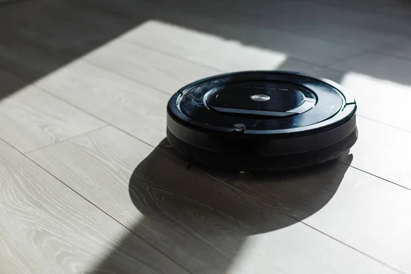 Robot Vacuum Cleaner Drives Laminate Floor Smart House Home Assistant — Fotografia de Stock