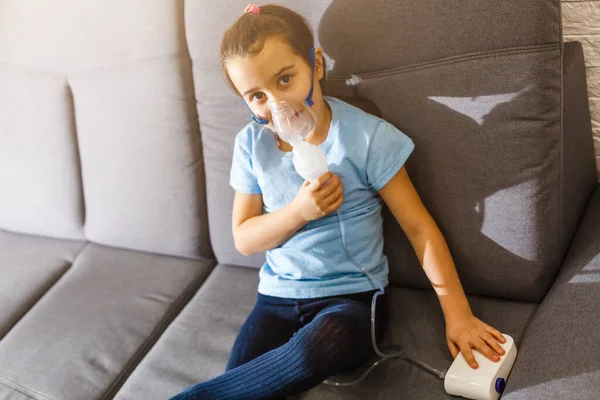 Küçük Beyaz Kız Özel Bir Maskeyle Nefes Alıyor Astım Krizini — Stok fotoğraf