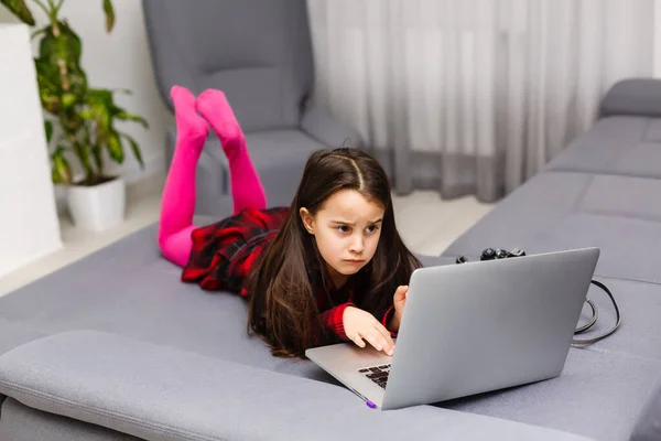 Счастливая Маленькая Девочка Покупает Онлайн Дома Совершает Покупки Онлайн — стоковое фото