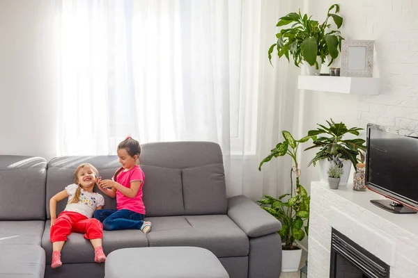 Μείνε Σπίτι Προσέχεις Δύο Χαρούμενα Παιδιά Κάθονται Ζεστή Καρέκλα Χαλαρώνοντας — Φωτογραφία Αρχείου