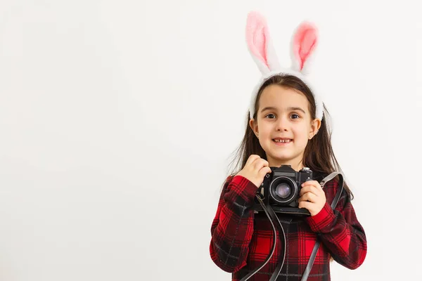 Έκπληκτο Κοριτσάκι Που Φοράει Αυτιά Κουνελιού Ξαπλωμένο Ανοιχτό Ξύλινο Πάτωμα — Φωτογραφία Αρχείου