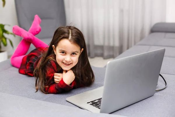 快乐的小女孩在家里用笔记本电脑工作 — 图库照片