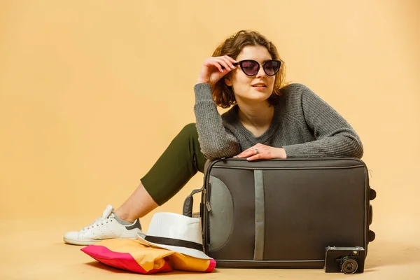 Konzept Des Reisens Glückliche Frau Mädchen Mit Koffer Und Pass — Stockfoto