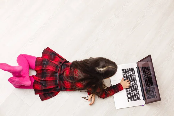 Dizüstü Bilgisayar Kullanan Güzel Bir Genç Kız Manzarası — Stok fotoğraf