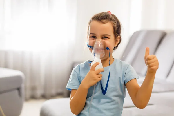 Liten Flicka Som Andas Med Nebulisator Hemma Barn Astma Inhalator — Stockfoto