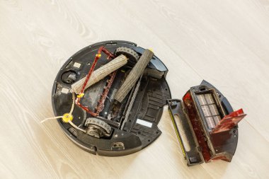 Repair and maintenance of robot vacuum cleaners. Disassembled vacuum cleaner for soldering the chip. A broken robot vacuum cleaner