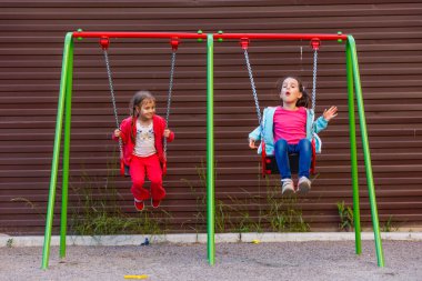 En iyi arkadaşlar birlikte oynuyorlar..
