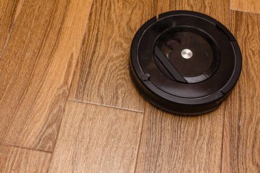 Ahşap kaplamalı elektrikli süpürge akıllı temizlik teknolojisi. Seçici odak.